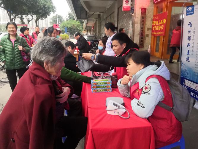 現(xiàn)場還有為老年人提供測量血壓,健康咨詢,理發(fā)等免費(fèi)服務(wù)